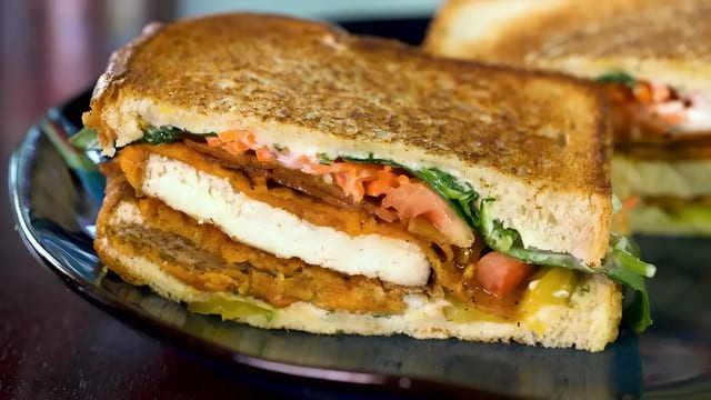 VEGAN CHICKEN CLUB.